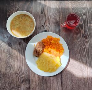 Dieta podstawowa Zupa brokułowa z ryżem Kotlet z jaj Ziemniaki młode z koperkiem gotowane Surówka z marchwi i jabłka Kompot owocowy z jabłkami